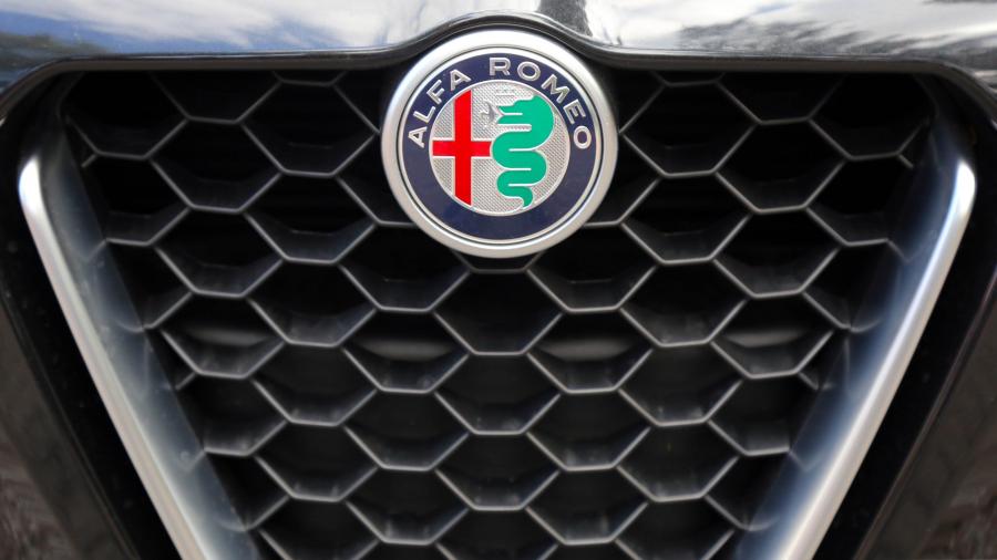 Логотип Alfa Romeo Giulia Ti Lusso Q4 2017 года  (NA) (фото 21 из 26)